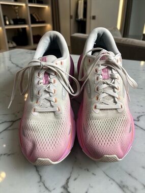 Brooks Women’s White to Pink Gradient Running Sneakers size 10